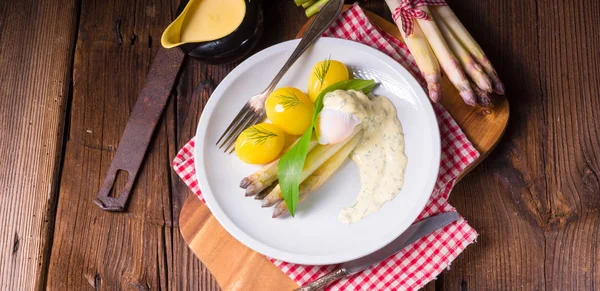 Asparagi Con Salsa All Uovo Camicia Aglio Selvatico — Foto Stock