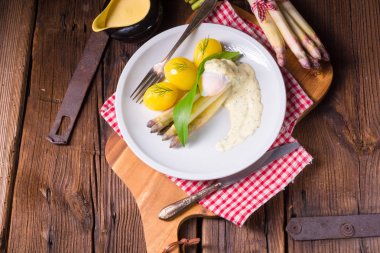 Yumurta soslu kuşkonmaz ve yabani sarımsak.