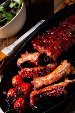 Baharatlı salata ve sebzeli ızgara kaburga.