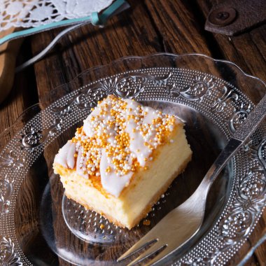 Çerezlerle dolu teneke kutudan sulu peynirli kek