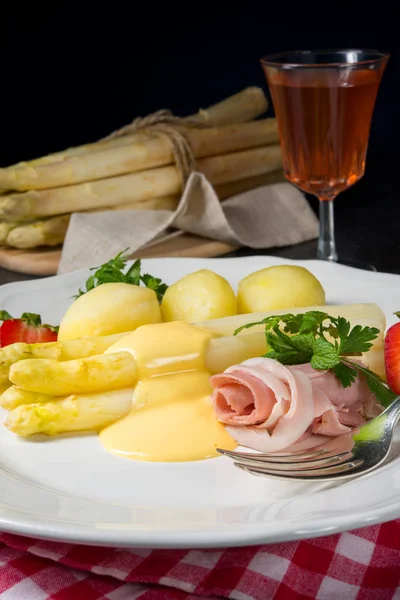 Asperges Met Lichte Ham Bechamelsaus — Stockfoto