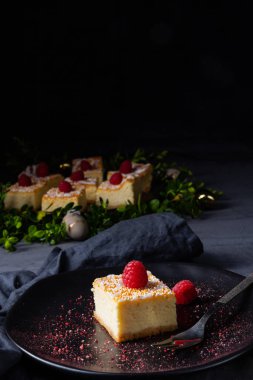 Kutudan çıkan lezzetli peynirli kek.