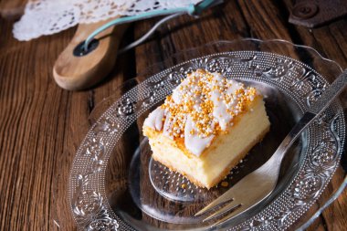 Çerezlerle dolu teneke kutudan sulu peynirli kek