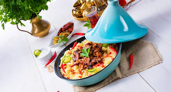 Tagin Con Couscous Verdure Carne Sfondo Bianco — Foto Stock