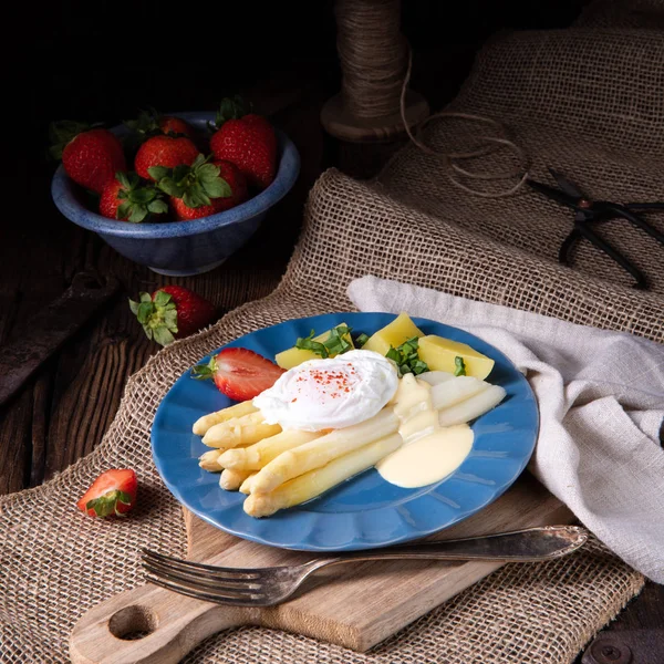卵とジャガイモで調理されたアスパラガス — ストック写真
