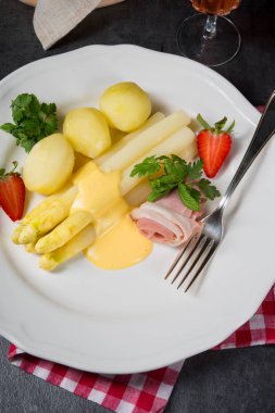 Hafif jambon ve beşamel soslu kuşkonmaz.