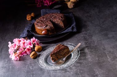 Sulu haşhaş tohum kek elma ve çikolata sır