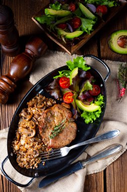 Mantarlı biftek, karabuğday ve mango salatası.