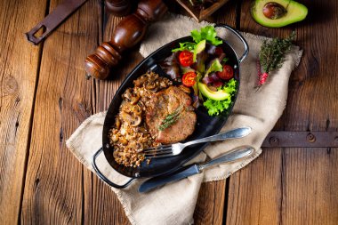 Mantarlı biftek, karabuğday ve mango salatası.