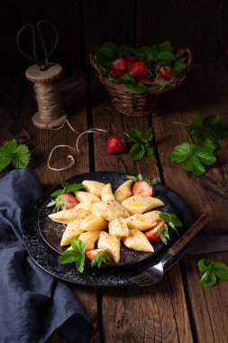 Kopytka - patatesli börek ve çilek.