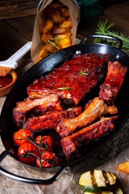 Baharatlı salata ve sebzeli ızgara kaburga.