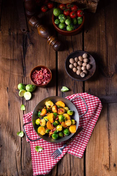 Padella Patate Cavoletti Bruxelles Con Pancetta Stile Rustico — Foto Stock