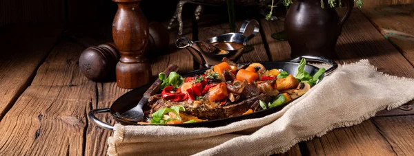 Tender Beef Topped Various Vegetables — Stock Photo, Image