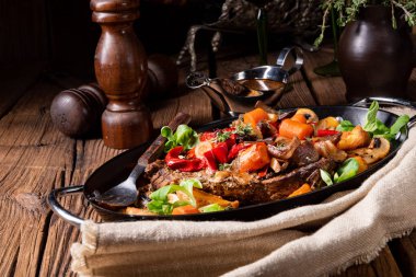 Çeşitli sebzelerle kaplı yumuşak sığır eti.