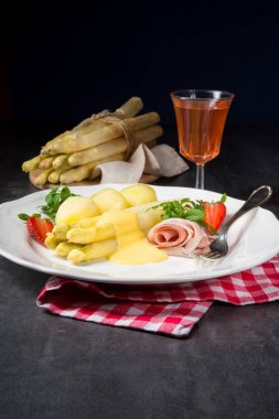 Hafif jambon ve beşamel soslu kuşkonmaz.