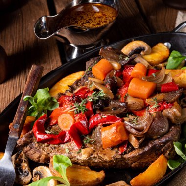 lezzetli sığır eti çeşitli sebzeler ile tepesinde