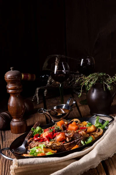 Tasty Beef Topped Various Vegetables — Stock Photo, Image