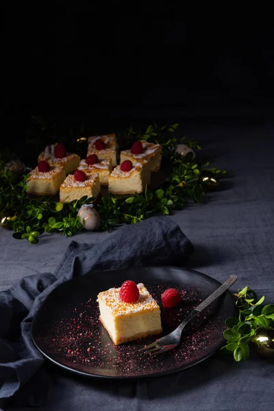 黒い皿にベリーとおいしいチーズケーキ — ストック写真