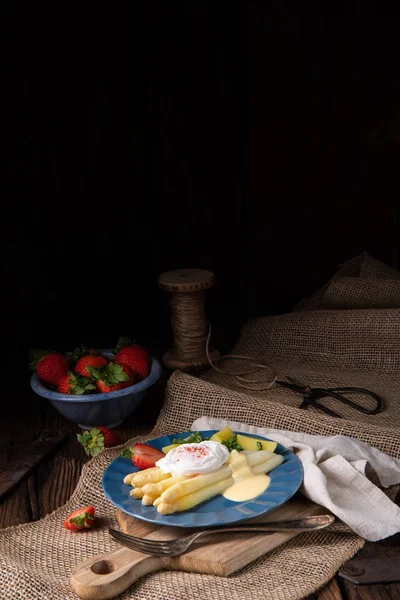 卵とジャガイモで調理されたアスパラガス — ストック写真
