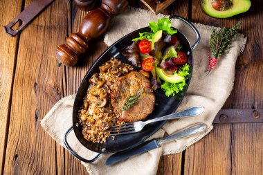 Mantarlı biftek, karabuğday ve mango salatası.