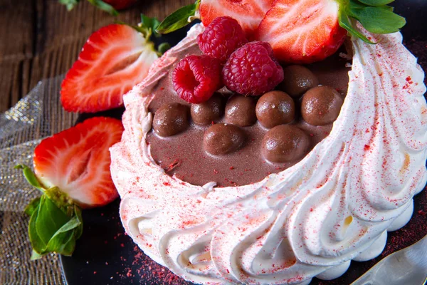 Könnyű Pavlova Friss Gyümölcsökkel Csokoládéval — Stock Fotó