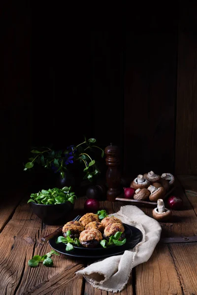 Nahaufnahme Von Hackfleisch Und Gebackenen Pilzen — Stockfoto