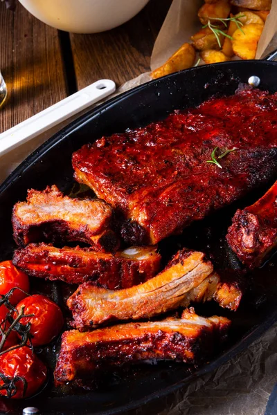 Grillade Revben Kryddig Marinad Med Sallad Och Grönsaker — Stockfoto