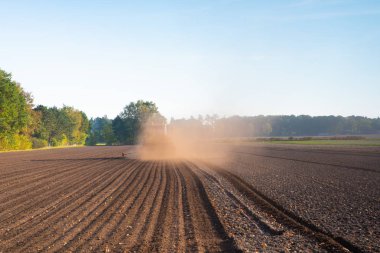 görüş alanında çalışan traktör
