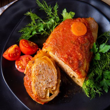 Kavrulmuş lahana rulo ile pirinç ve kıyma göre