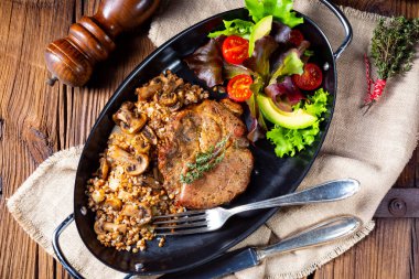 Mantarlı biftek, karabuğday ve mango salatası.