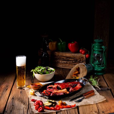 Baharatlı salata ve sebzeli ızgara kaburga.
