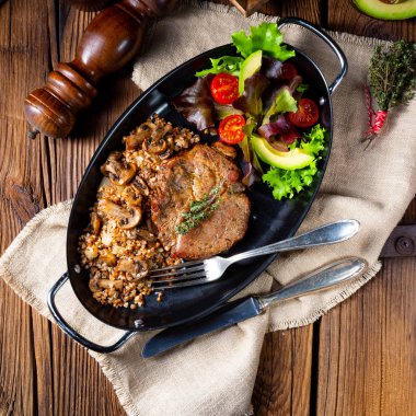 Mantarlı biftek, karabuğday ve mango salatası.