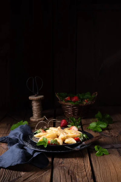 Kopytka - patatesli börek ve çilek. — Stok fotoğraf