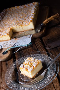 Çerezlerle dolu teneke kutudan sulu peynirli kek