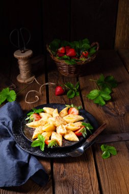 Kopytka - patatesli börek ve çilek.