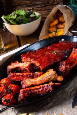 Baharatlı salata ve sebzeli ızgara kaburga.