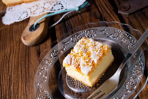 Juicy cheesecake from tin with crumbles — Stock Photo, Image