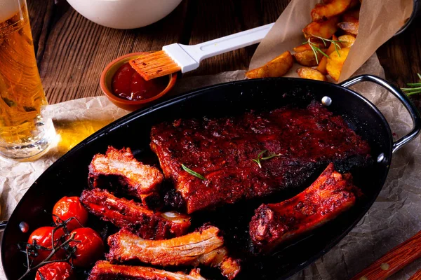 Grilled ribs in spicy marinade with salad and vegetables — Stock Photo, Image