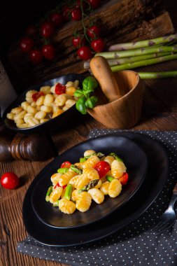 Kızarmış kuşkonmaz ve domatesli gevrek gnocchi.