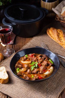 Biber ve soğanlı klasik sığır kebabı.