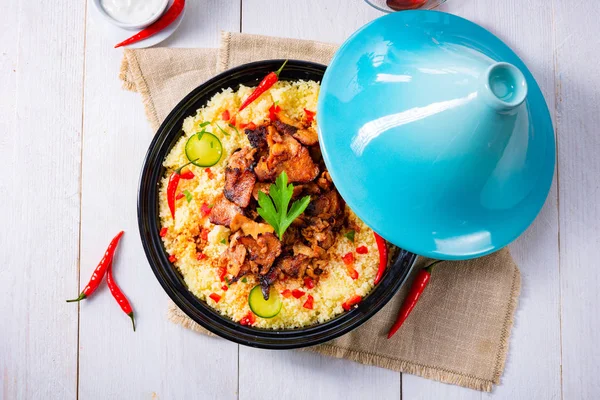 Tajín con cuscús, verduras y carne sobre fondo blanco —  Fotos de Stock