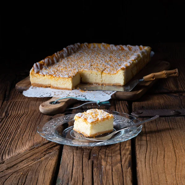 Juicy cheesecake from tin with crumbles — Stock Photo, Image