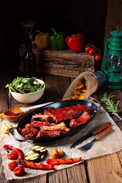 Grillade revben i kryddig marinad med sallad och grönsaker — Stockfoto