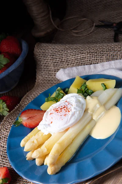 Gekookte asperges met ei en aardappelen — Stockfoto