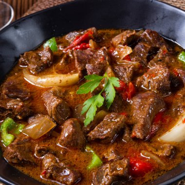 Biber ve soğanlı klasik sığır kebabı.