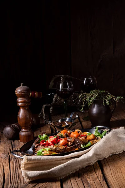 Zartes Rindfleisch garniert mit verschiedenen Gemüsearten — Stockfoto