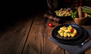 Kızarmış kuşkonmaz ve domatesli gevrek gnocchi.