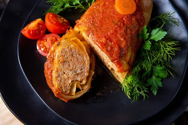 Kavrulmuş lahana rulo ile pirinç ve kıyma göre