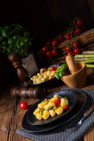 Ñoquis crujientes con espárragos asados y tomates — Foto de Stock