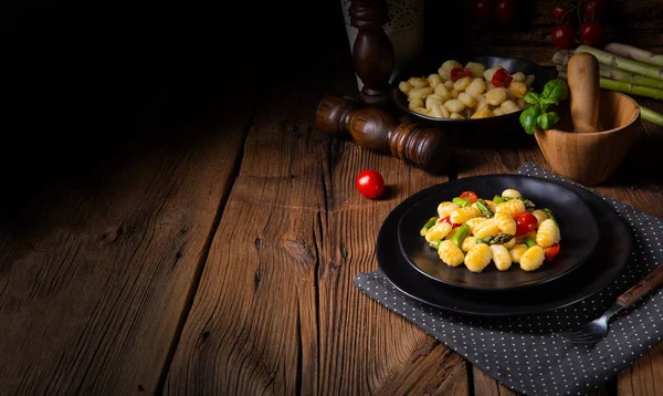 Kızarmış kuşkonmaz ve domatesli gevrek gnocchi.